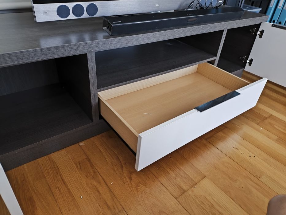 Móvel de TV em cinzento mesclado e branco lacado — 120€