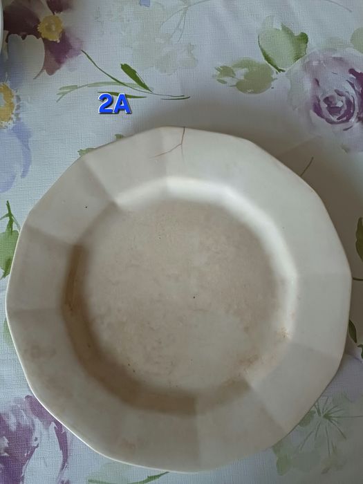 Pratos de louça muito antigos
