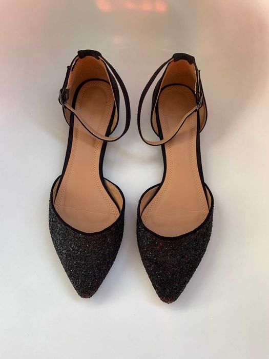 Sabrinas pretas com correia no tornozelo. Como NOVAS (Usadas 1 vez)