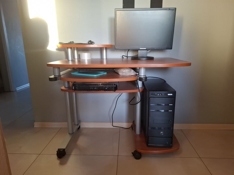 Komputer stacjonarny + biurko