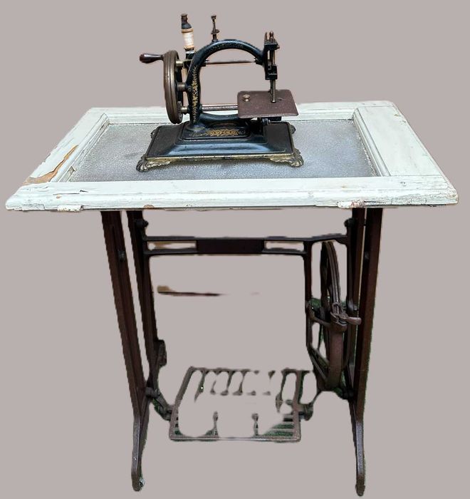 Base em ferro de antiga maquina de costura , medidas Altura 75X49X30 cm