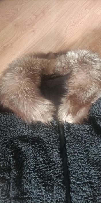 Kurtka z karakułów z kołnierzem z lisa