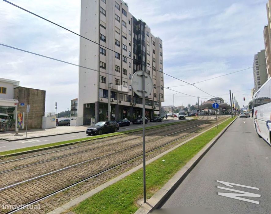 Loja próxima da Estação Metro D João II em Vila Nova Gaia