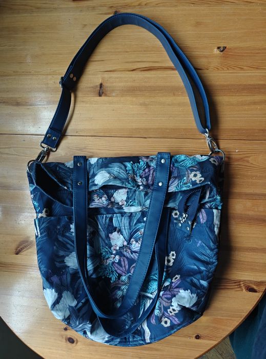 Torebka Jumibag niebieska w kwiaty kolorowa