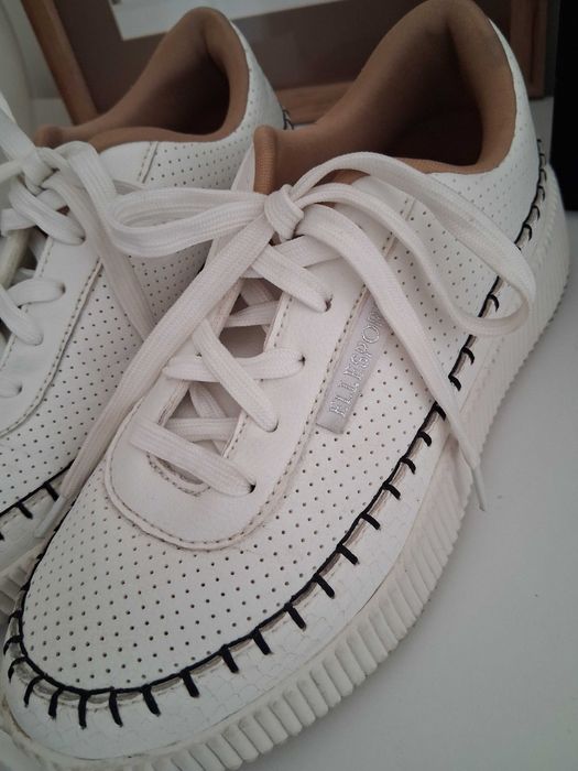 Białe  damskie adidasy.
