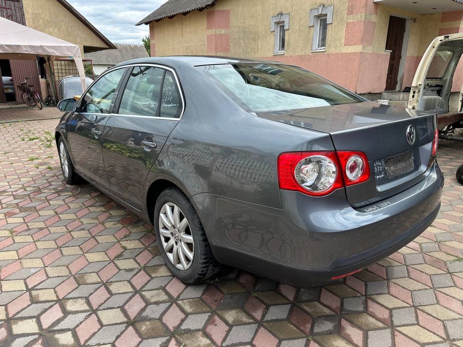 Розборка VW Volkswagen Jetta 5 Мотор 1.6 Капот Бампер Решітка Дзеркало Двері Скло Фари Телевізор Полуось Стойки Диски Супорт Торпедо ABS Рульова Рейка