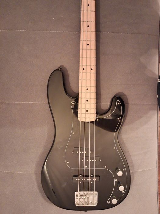 Gitara basowa Squier Precision Bass