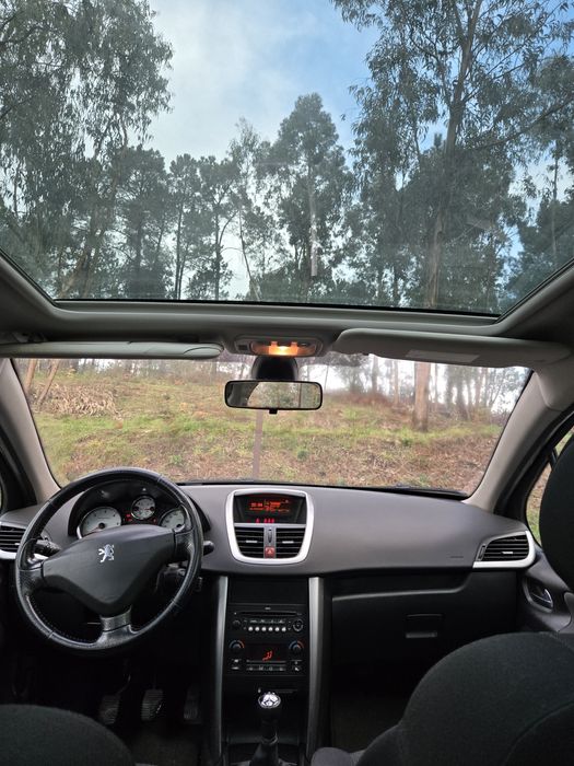 Teto panorâmico, distribuição trocada; registro de revisões na marca.