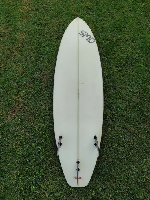 Prancha de Surf 6'1 com quilhas e capa