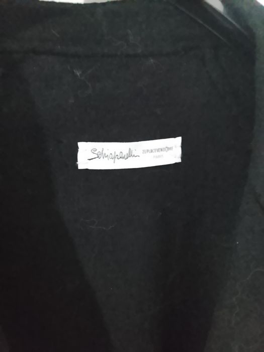 Nowy mega płaszcz Schiaparelli z ozdobną broszką