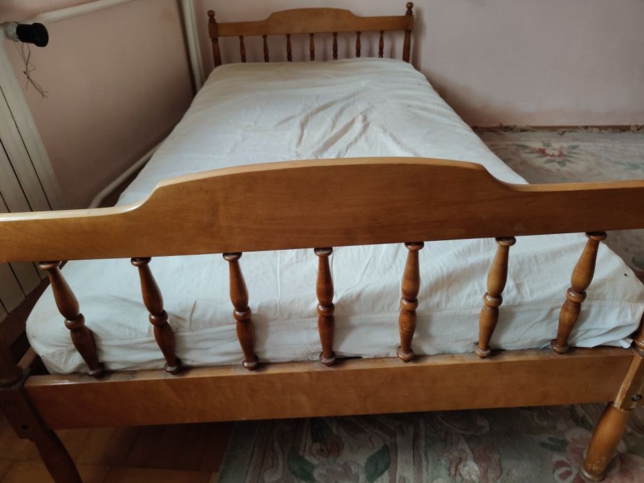 Oddam łóżka  1 szt    i tapczan
