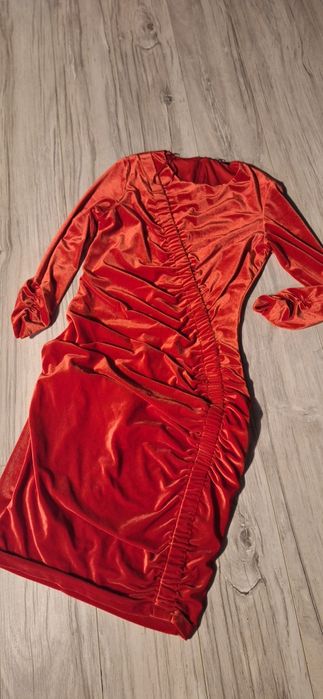 Czerwona elegancka welurowa