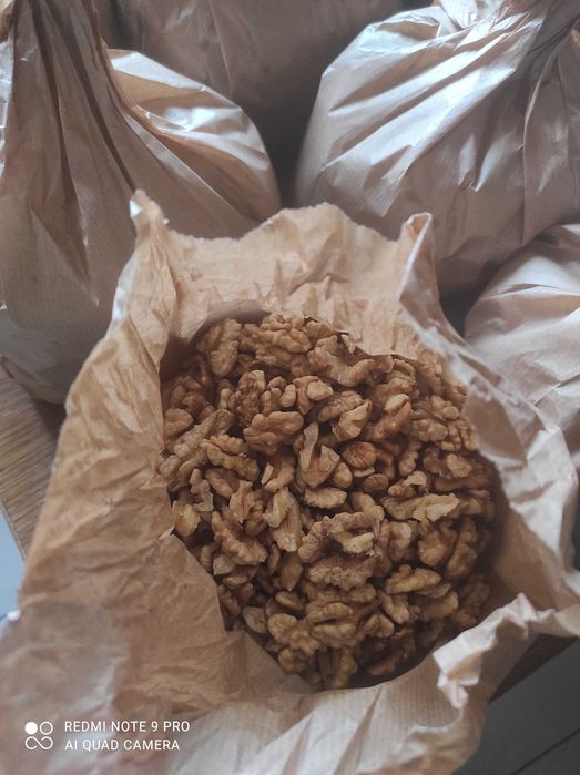 1 kg orzechów świeżo łuskanych