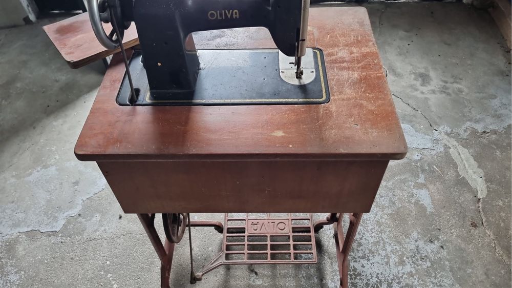Maquina costura Oliva com mesa