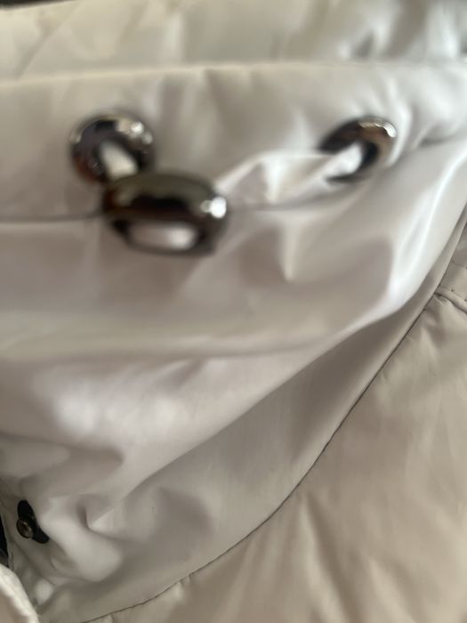 Продам женский пуховик, очень теплый с капюшоном.