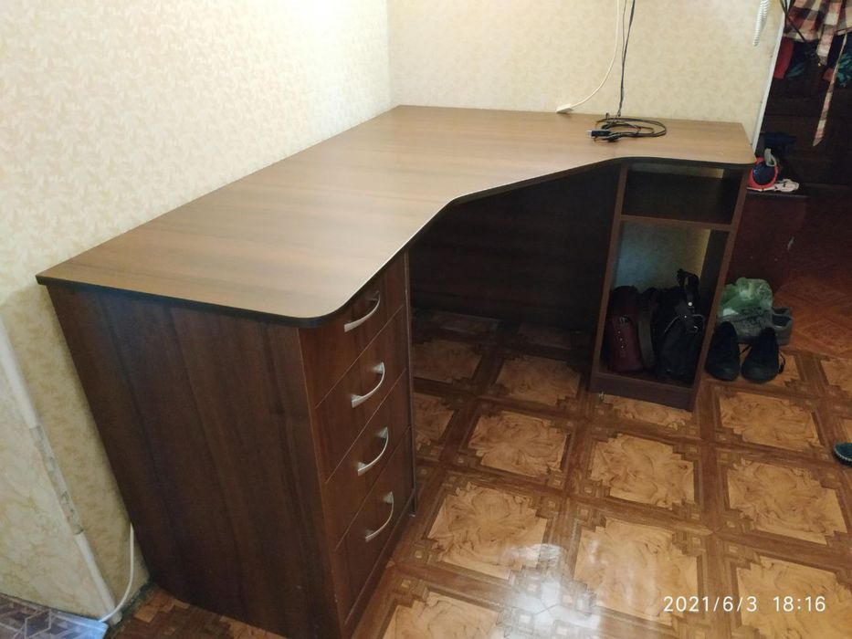 Кутовий письмовий стіл