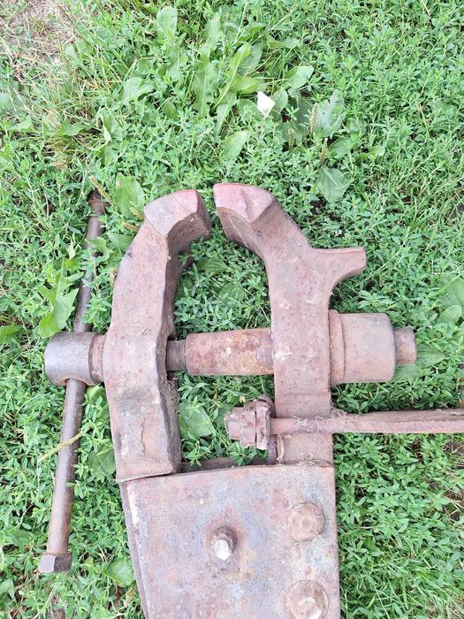 Stare imadło kowalskie.