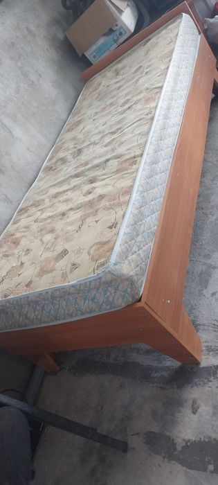 Кровать полуторная с матрасом