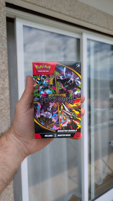 Pokémon TCG: Pitch Black Booster Bundle