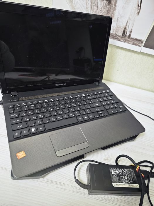 Ноутбук Packard Bell 15.6 на запчасти/под ремонт,подставка охлаждения, последний раз включался всё работало, сейчас почему-то не включается  странно
