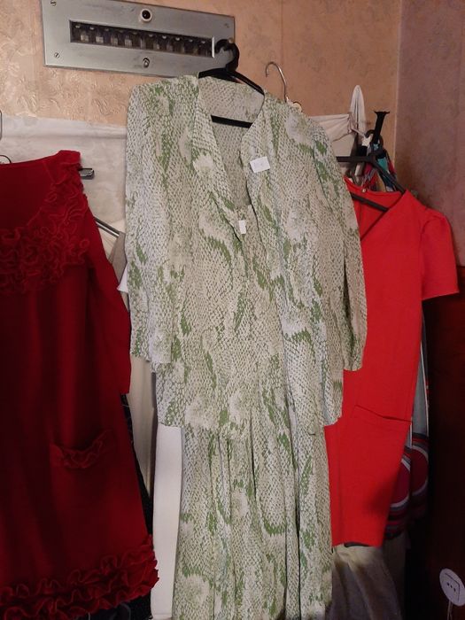 Vestidos e casacos de fazenda e malhaara senhora, de fazenda
