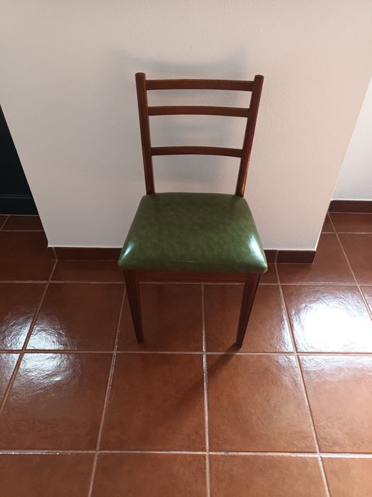 Cadeira de madeira almofadada