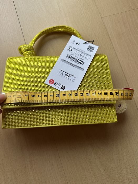 Mini mala de cor lima, cravejada em brilhantes da mesma cor