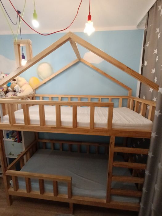 Łóżko piętrowe, domek, solidne + 2 materace  80x180