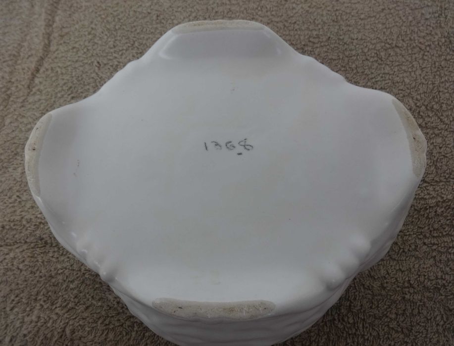 Boleira em Porcelana Branca Antiga