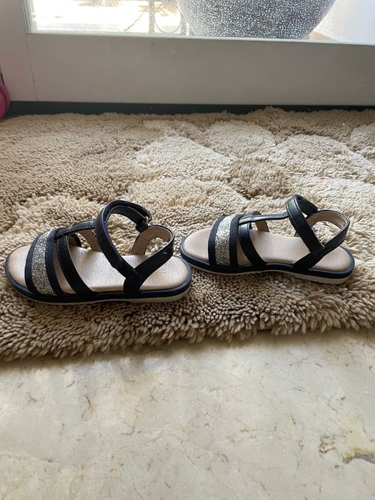 Sandalias azuis escuros com brilho prateado