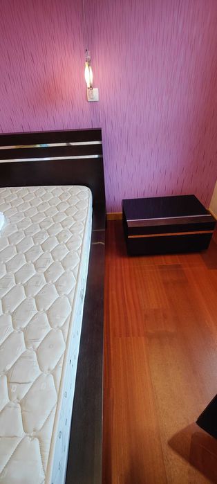 Cama de casal madeira (c/ mesa de cabeceira)