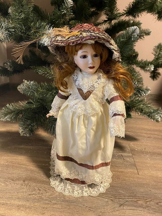 Фарфорова лялька зі змінними капелюшками.