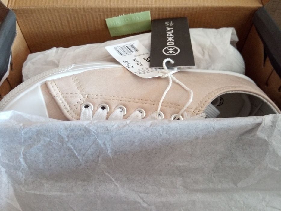 Vendo 1 pare de sapatilhas novas em salmão muito claro.Tam. 38.