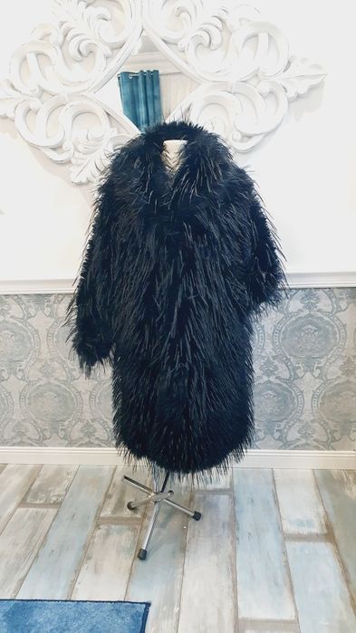 Czarne piekne ,sztuczne futro z tzw .lamy