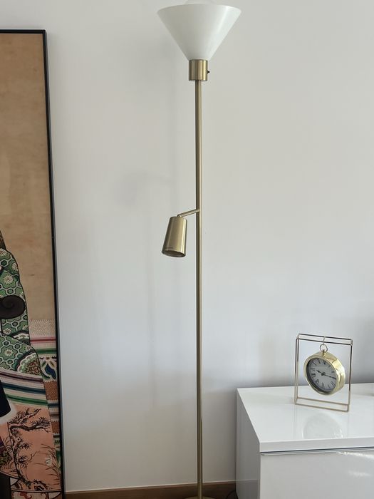 Candiero dourado com detalhes em branco