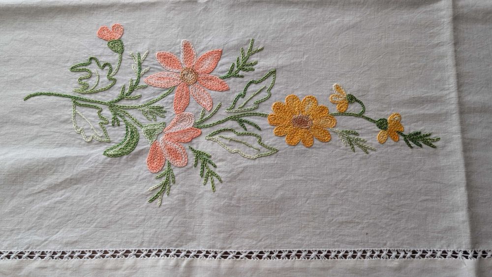 Centro de mesa em linho bordado 58cmX180cm