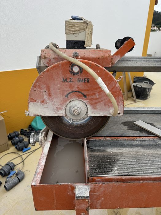 Maquina corte pedra azulejo com agua