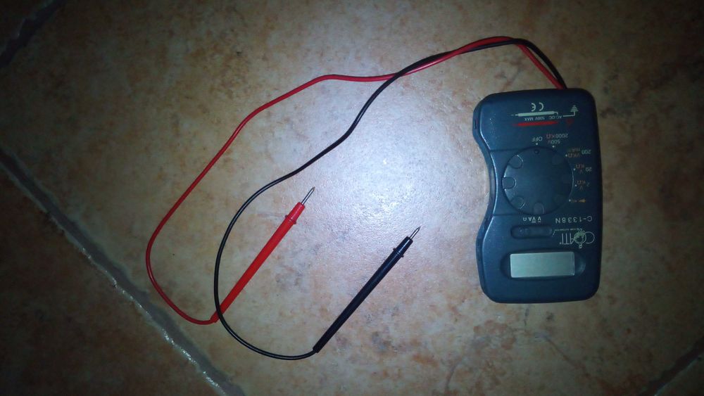 Multimetro com varias funcões pequeno.