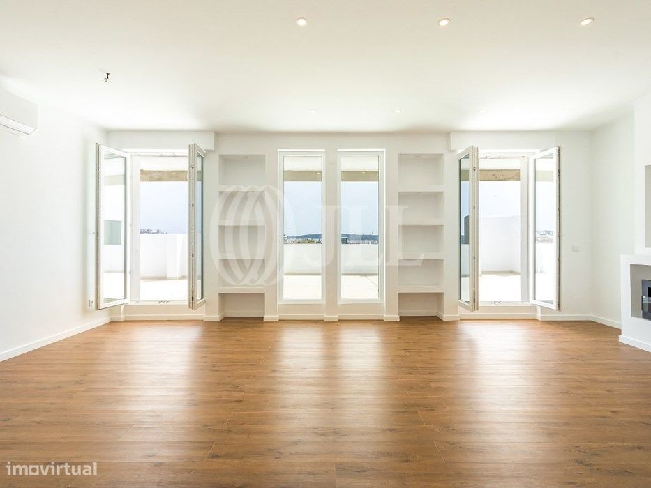 Apartamento T4, penthouse, com terraço, Linda-a-Velha, Lisboa