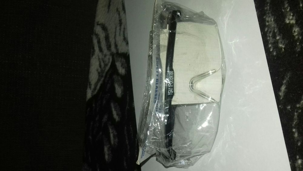 Dwie pary Nowe okulary ochronne Safety Glasses i Sperian.