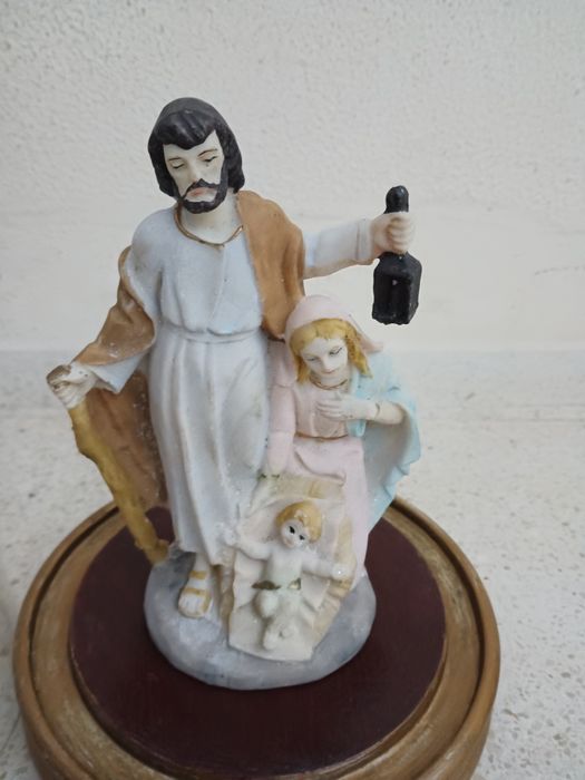 Belíssima redoma com 25cm base em madeira e sagrada família em marfini