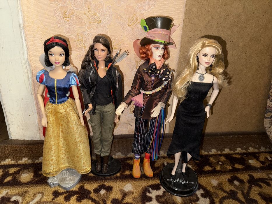 ляльки Barbie Білосніжка, Кітніс, Капелюшник, Сутінки