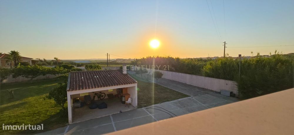 Moradia T2 com aproveitamento de sótão, anexo T0 e excelente localizaç