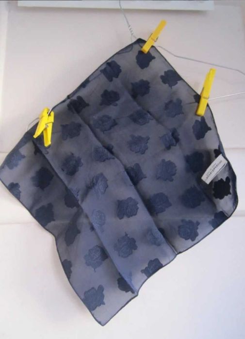 Lenço azul 100% seda estilista emanuel ungaro 31x31 cm, transparente com rosas