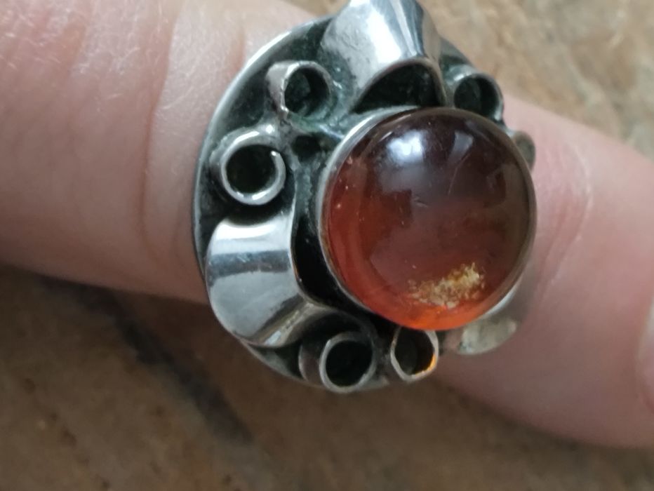 Stary metalowy pierścionek z bursztynowym oczkiem,uszkodzony. Vintage