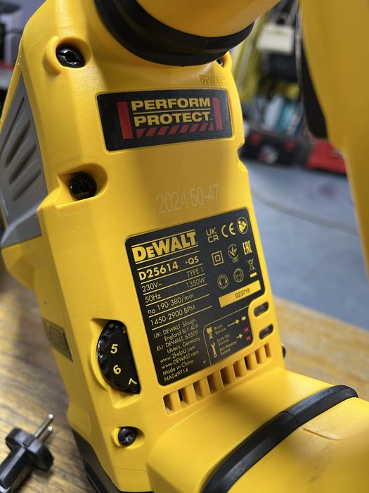 ПЕРФОРАТОР  SDS-MAX DEWALT D25614K  ( стан нового)