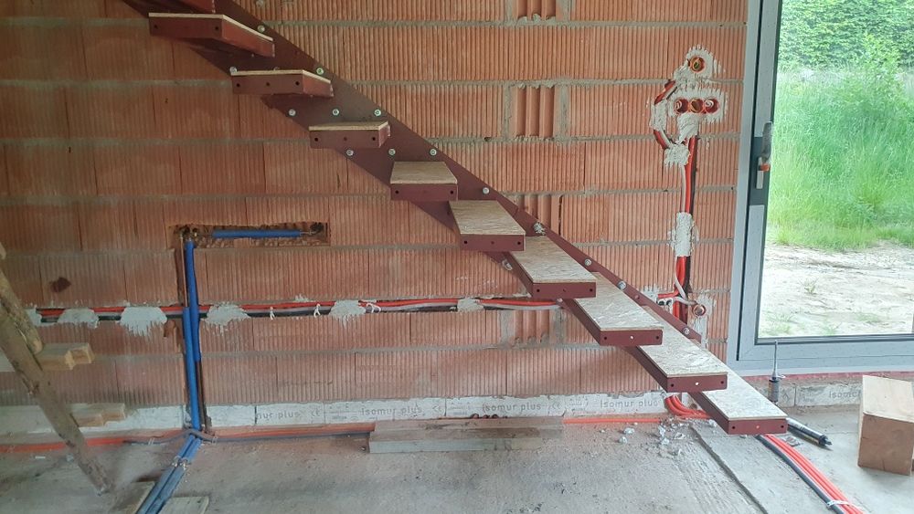 Schody półkowe wspornikowe wiszące - konstrukcja stalowa