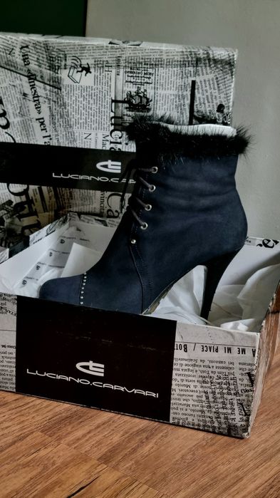 Botki na obcasie z futrem z norek