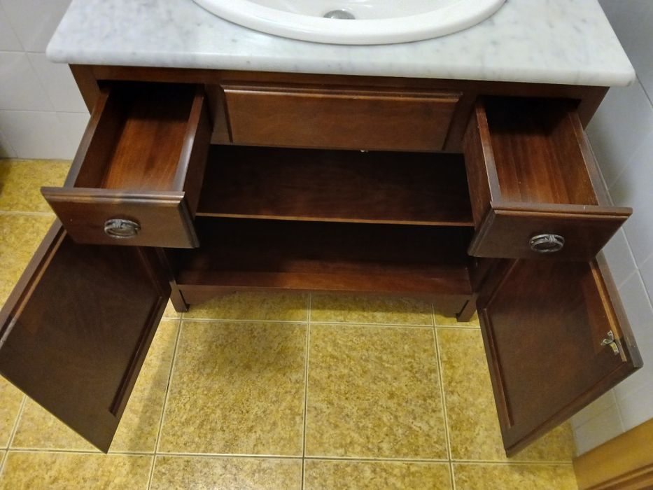 Móvel de casa de banho rústico