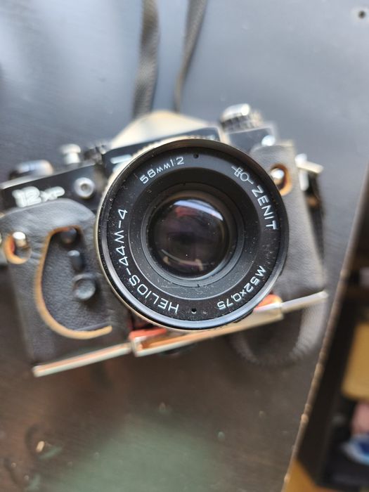 Máquina Fotográfica Analógica Zenit 12XP com Lente Helios 44M-4 (Vinta